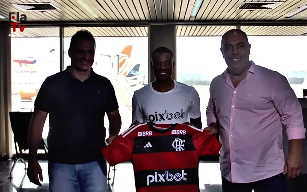 Nicolás De la Cruz junto a Marcos Braz, el presidente de Flamengo (a la derecha de la foto), en el aeropuerto de Rio de Janeiro