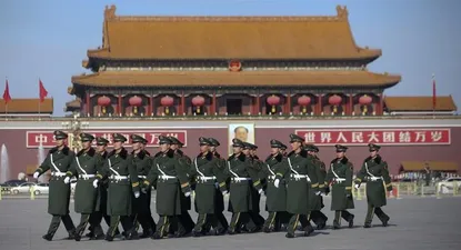 China- Paramilitares marchan por la plaza de Tiananmen, justo frente al Gran Palacio del Pueblo