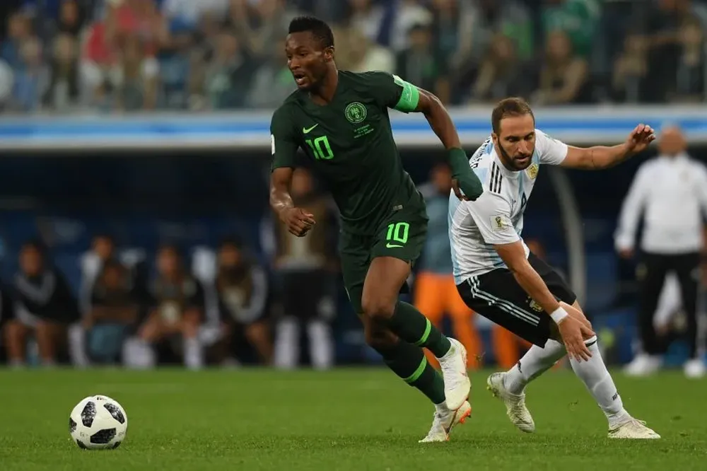 Jhon Obi Mikel de Nigeria durante el amistoso contra Inglaterra