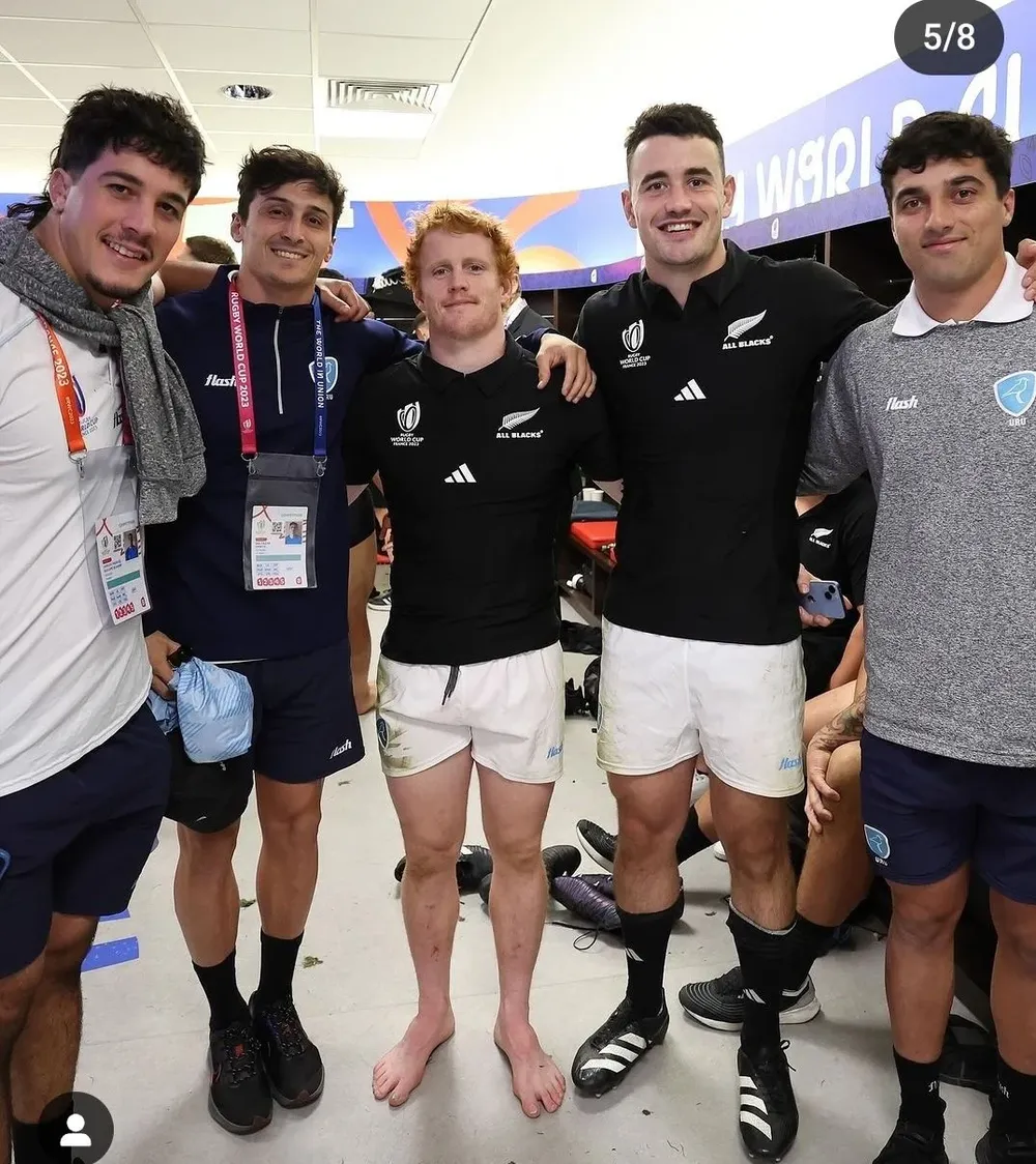 Los Teros y Los All Blacks en el vestuario
