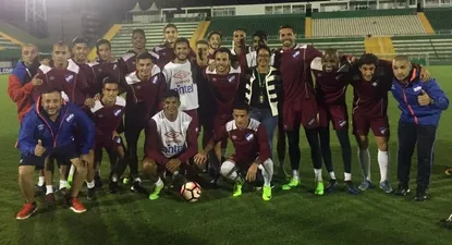 La funcionaria de Chapecoense, quien era esposa del utilero del plantel -que falleció en el accidente aéreo en 2016-, junto a los tricolores