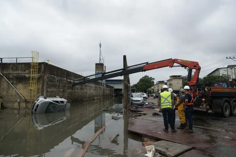 El temporal anegó calles, vías de subte, arrastró autos e interrumpió los servicios de transporte.