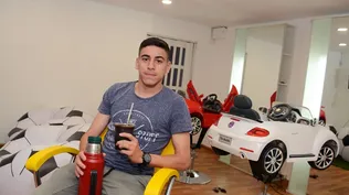 Cándido, el lateral que te hace pelo y barba