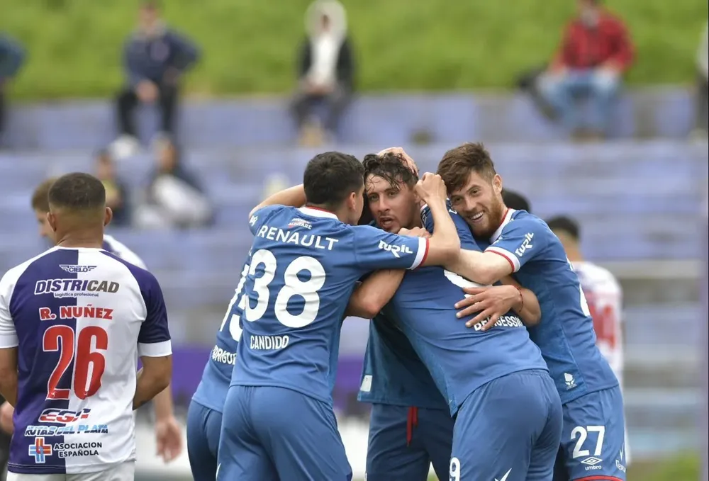 Armando Méndez celebra junto a sus compañeros, el segundo gol de Nacional que le dio el triunfo ante Fénix