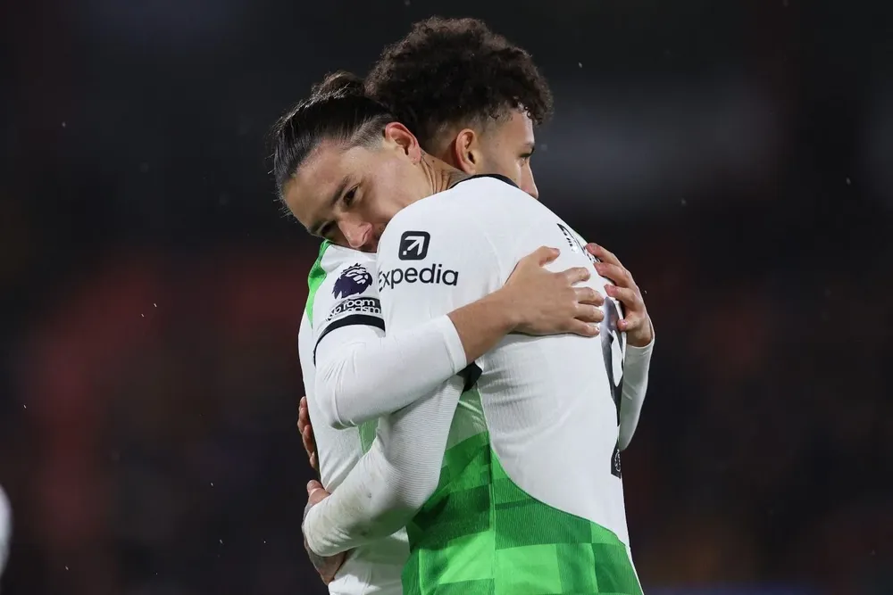 Darwin Núñez con Kaide Gordon