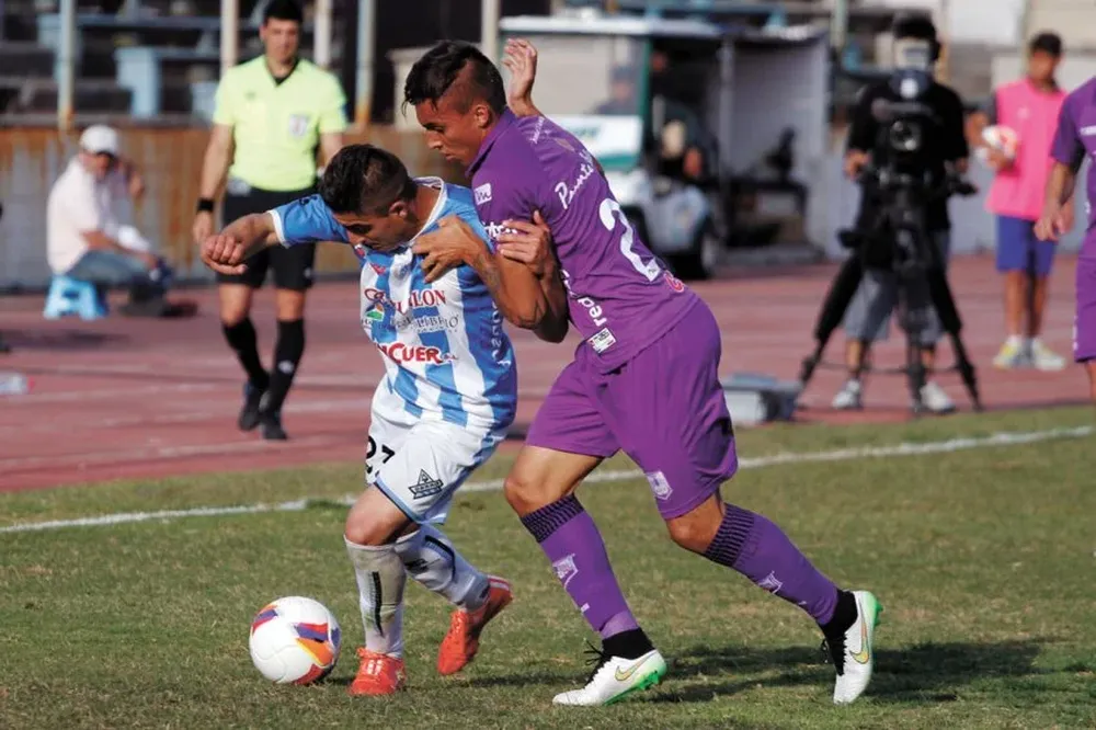 Luis Urruti fue imbancable para toda la defensa violeta