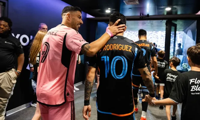 El saludo de Luis Suárez con Santiago Rodríguez antes de jugar este sábado a la noche por la MLS