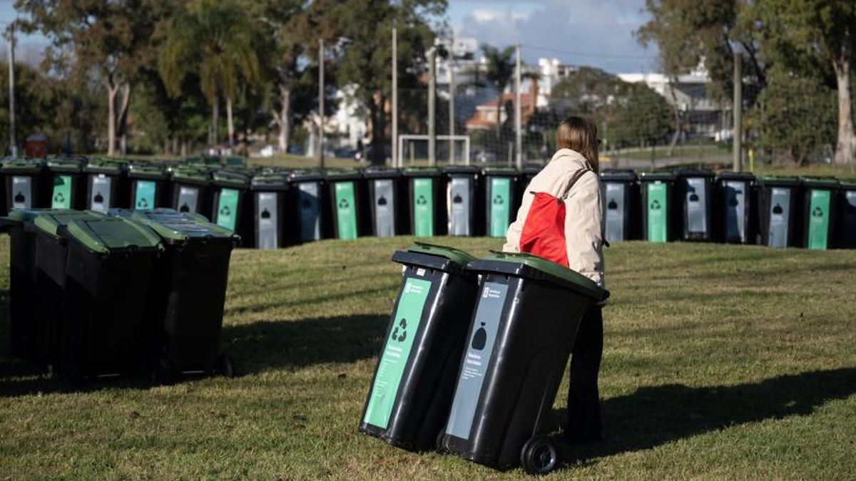 Nuevo sistema de residuos en Malvín: la IM repartió contenedores intradomiciliarios y retiró 42 de la vía pública