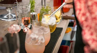 ¿Cuánto cuesta tomarse un trago en los bares argentinos?