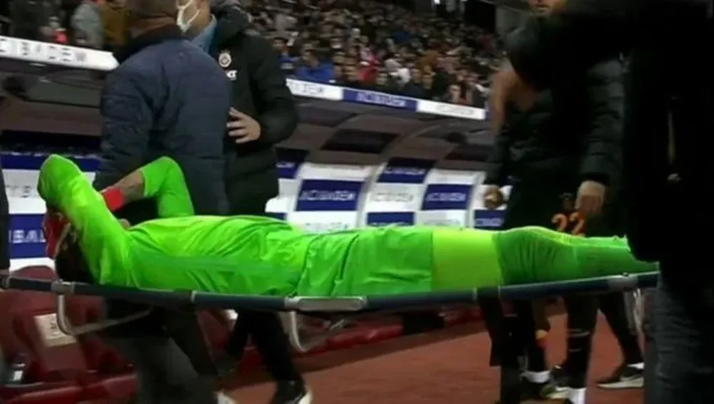 Así se fue lesionado Muslera