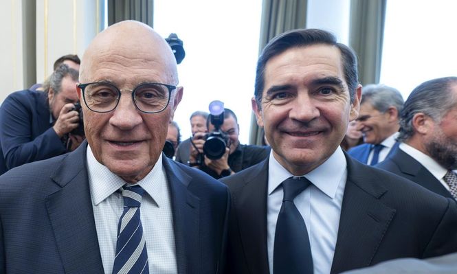 Josep Oliu, presidente del Sabadell, y Carlos Torres, su par del BBVA, los protagonistas de la primera oferta hostil en la banca española en décadas y una de las peleas financieras más encarnizadas.