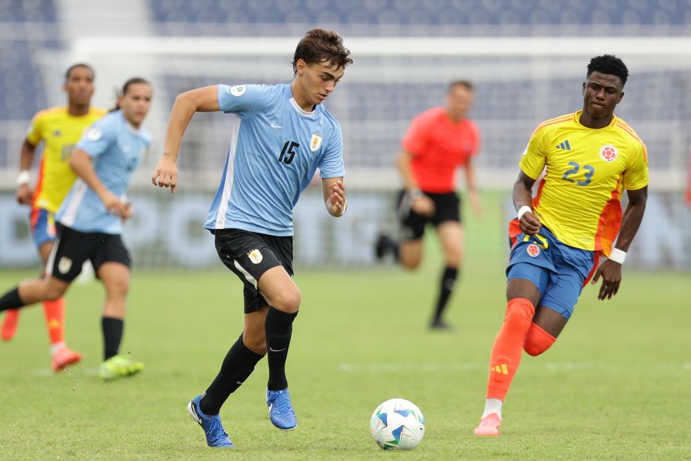 Alfonso Montero de Uruguay disputa un balón con Neiser Villarreal de Colombia en el Campeonato Sudamericano sub 20