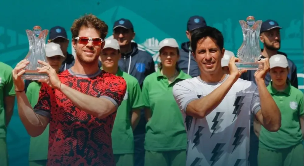 El uruguayo Ariel Behar festeja el título conseguido en el dobles del ATP 250 de Belgrado junto al ecuatoriano Gonzalo Escobar