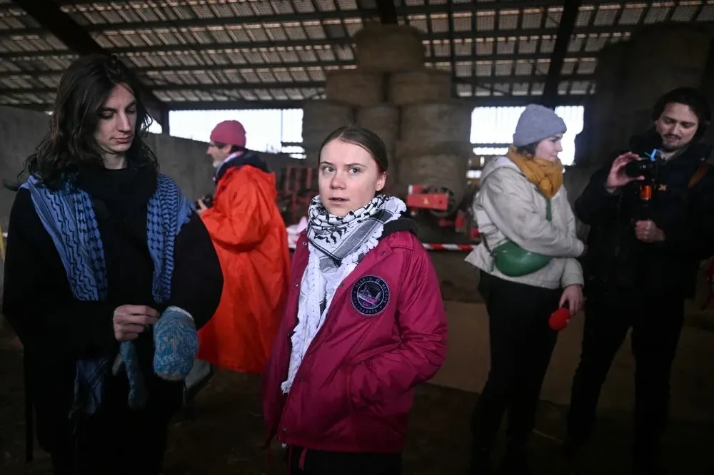 La militante, de 21 años, vestida con un impermeable rojo, capucha gris y una kufiya palestina alrededor del cuello, denunció el proyecto.