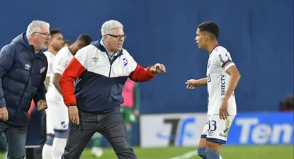 Álvaro Gutiérrez habla con Rodrigo Chagas en el partido entre Nacional y Plaza Colonia