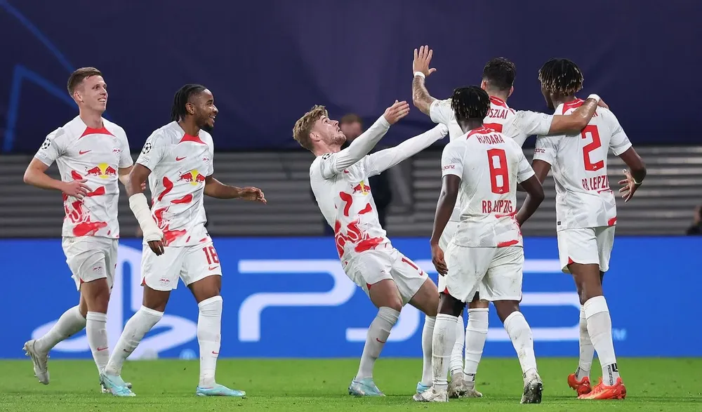 Timo Werner en el medio de la escena celebrando un gol del Leipzig