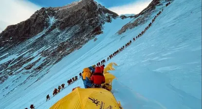 Muchos montañeros utilizan los espacios abiertos para defecar en los campamentos más altos del Everest.
