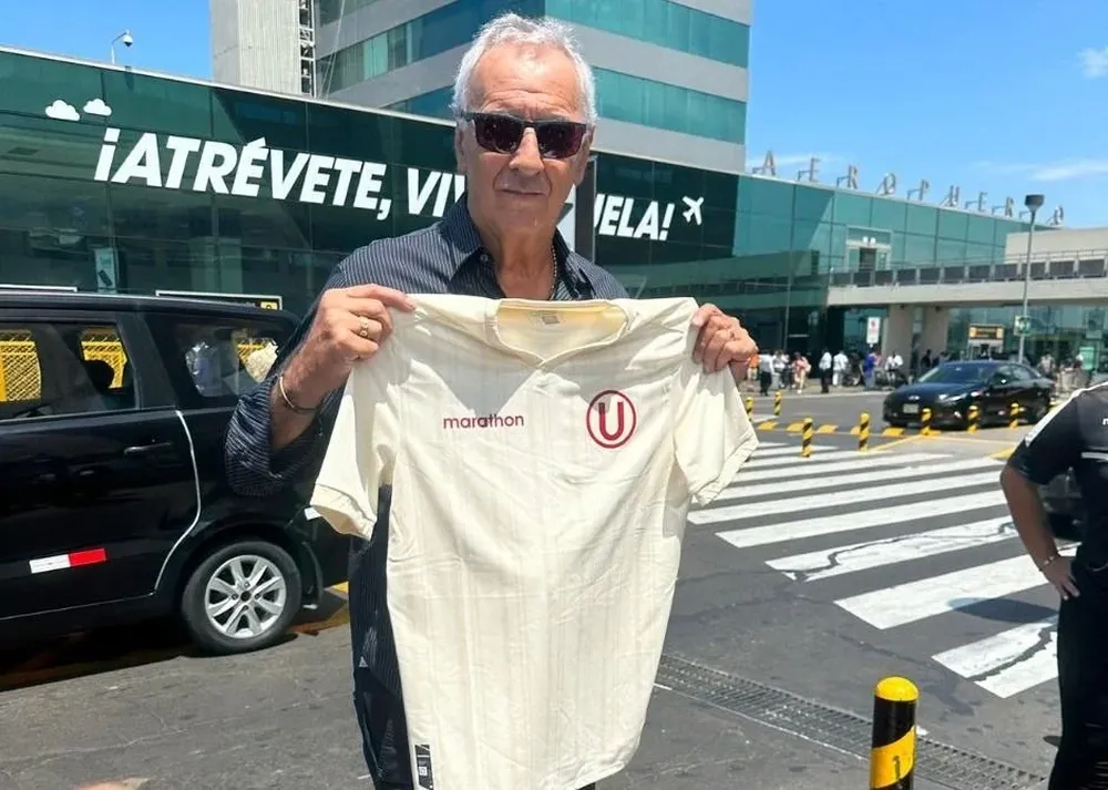 Jorge Fossati con la camiseta de Universitario