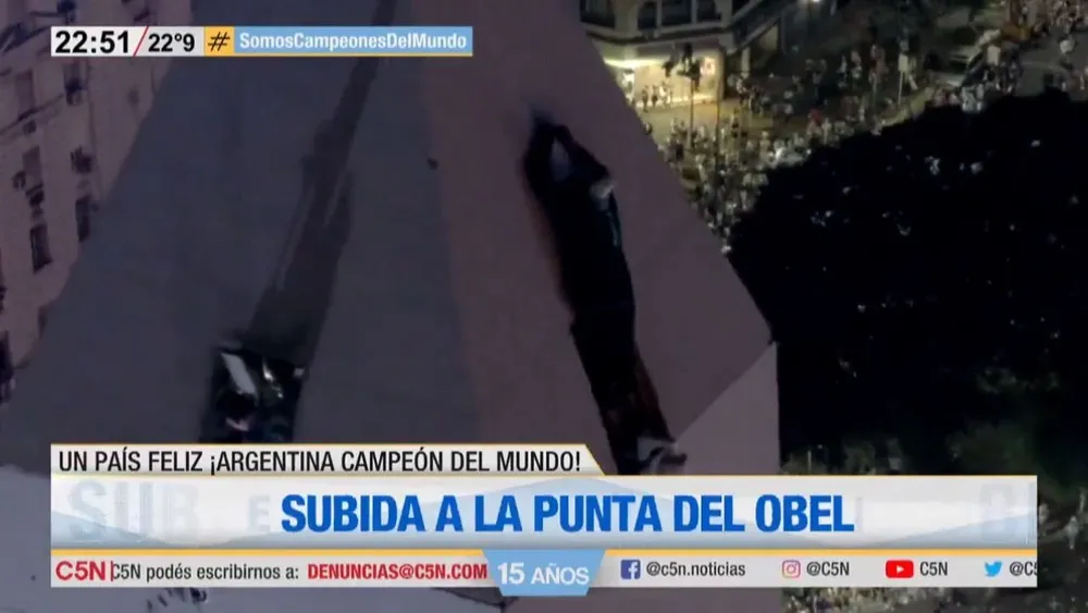 Transmisión de C5N muestra a los hinchas en la cima del Obelisco