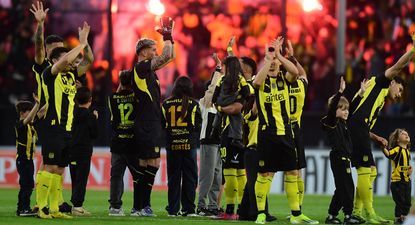 Bengalas en el saludo de Peñarol ante Defensor Sporting