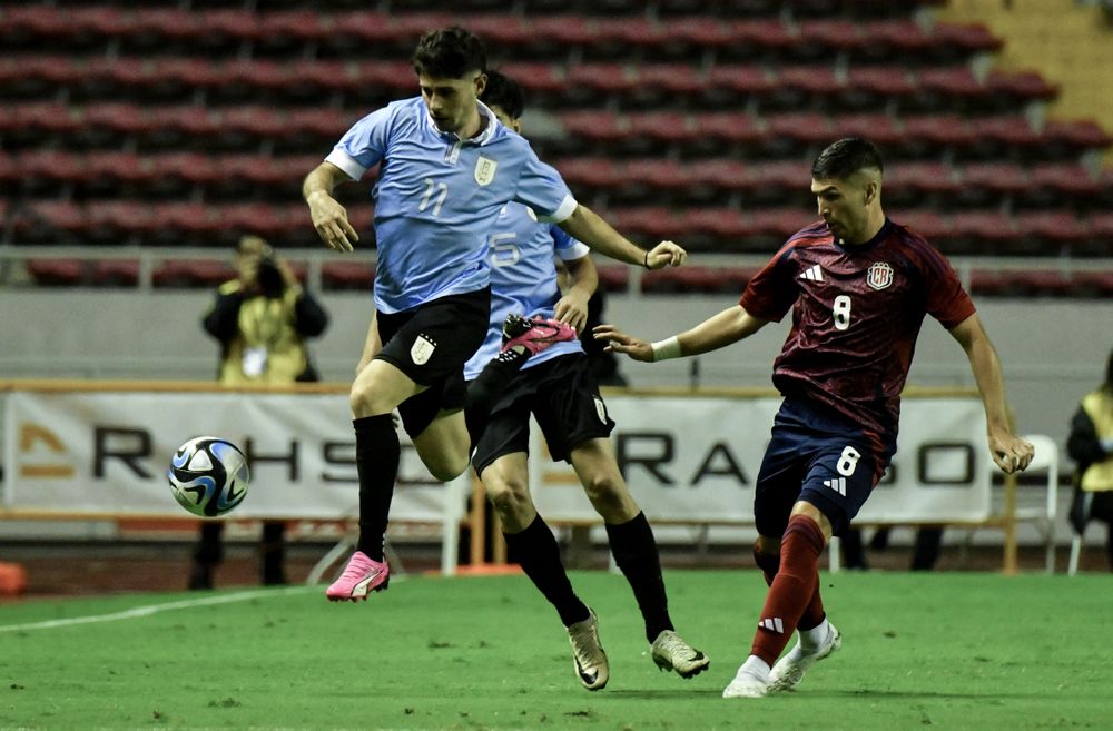 Leandro Suhr de la selección de Uruguay ante Joseph Mora de Costa Rica