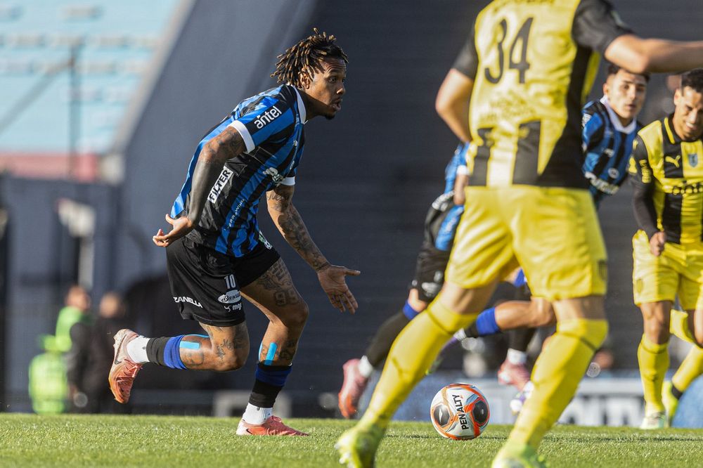 Abel Hernández de Liverpool ante Peñarol por la semifinal de la Liga AUF Uruguaya