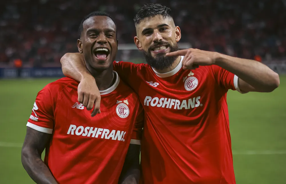 El uruguayo Bruno Méndez (derecha) celebra junto a Helinho la clasificación de Toluca