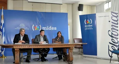 Subsecretario de Desarrollo Social (MIDES),Lauro Melendez, director de Fundación Telefónica, José Pedro Derrégibus y directora del Programa Uruguay Clasifica (MIDES) Viviana Basanta,