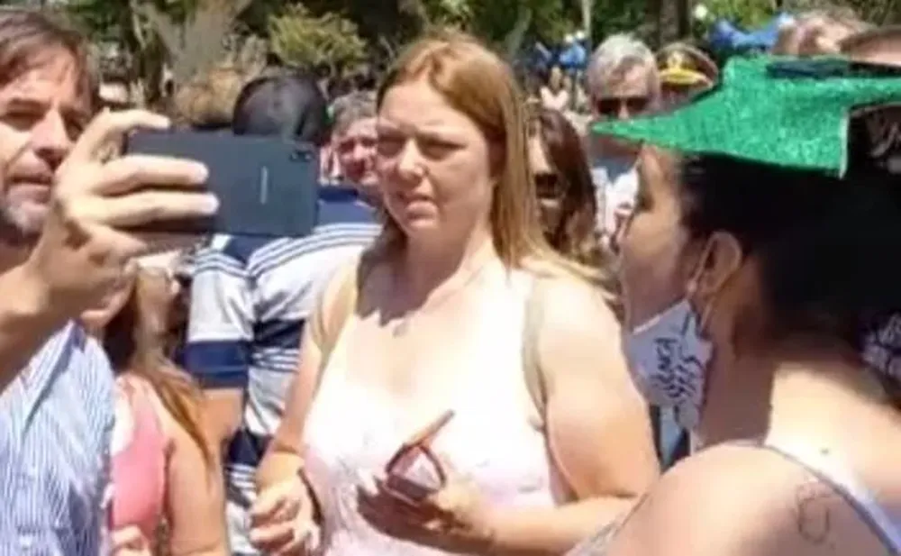 Natalia Curbelo (a la derecha, con el gorro verde) increpa a Lacalle Pou mientras él se saca fotos con el público