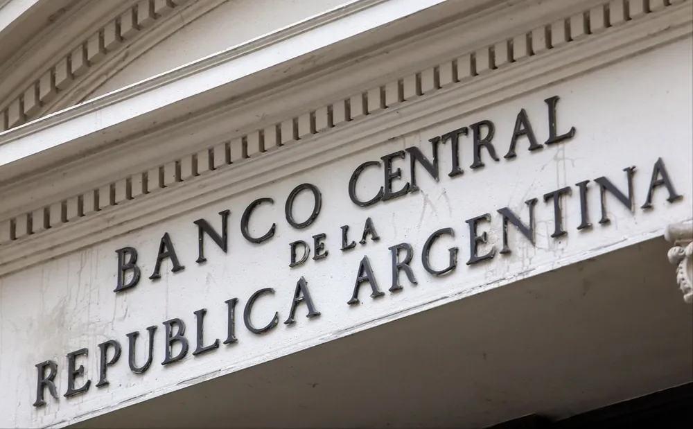 Por tercera vez en la gestión de Javier Milei, el Banco Central de la República Argentina recortó la tasa de referencia y la llevó al 70%