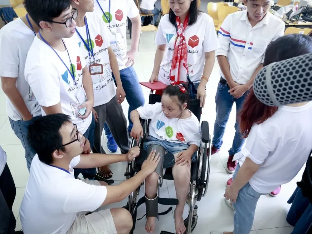 Tikum Olam Makers (TOM) desarrolló una silla  de ruedas especial para Uyen, una niña de 4 años que vive en una zona  rural de Vietnam y cuya familia no podía pagarla