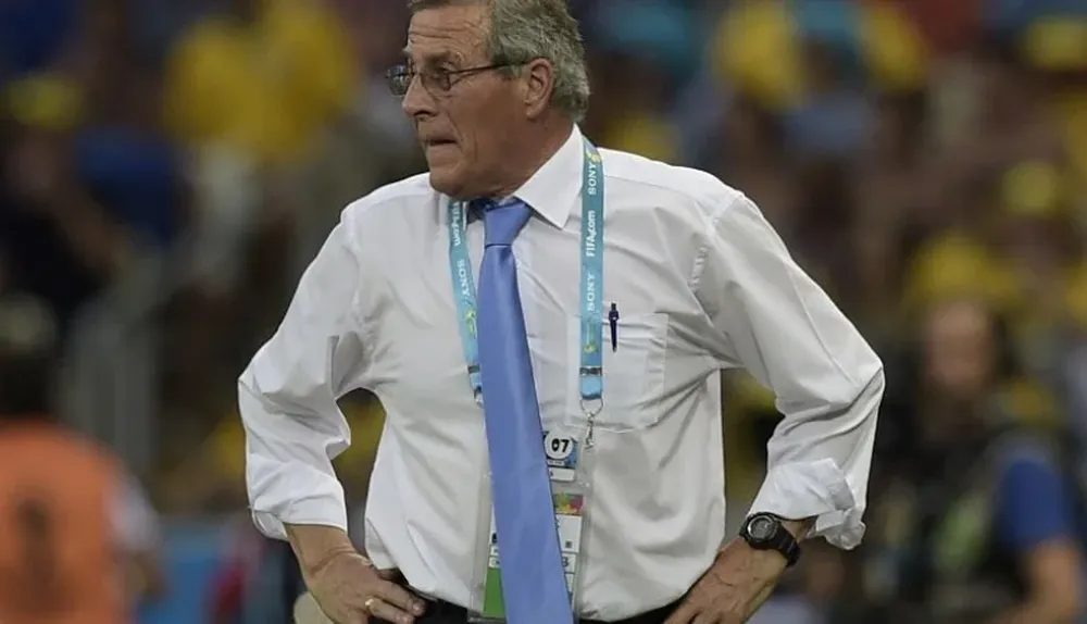 Óscar Tabárez en el debut ante Costa Rica