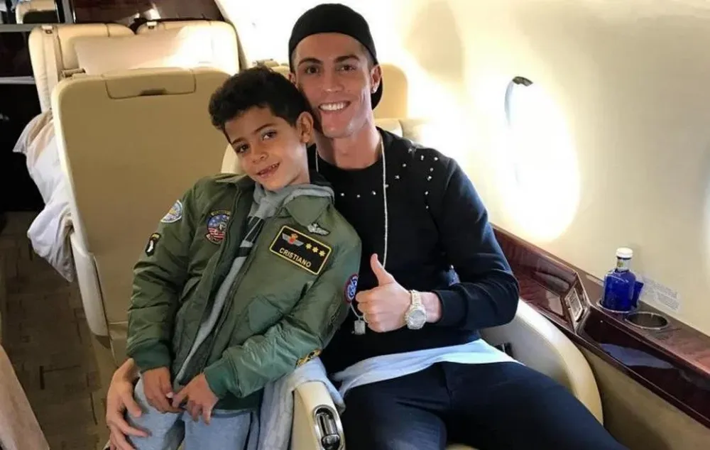 Cristiano Ronaldo junto a su hijo Cristiano Ronaldo junto a su hijo