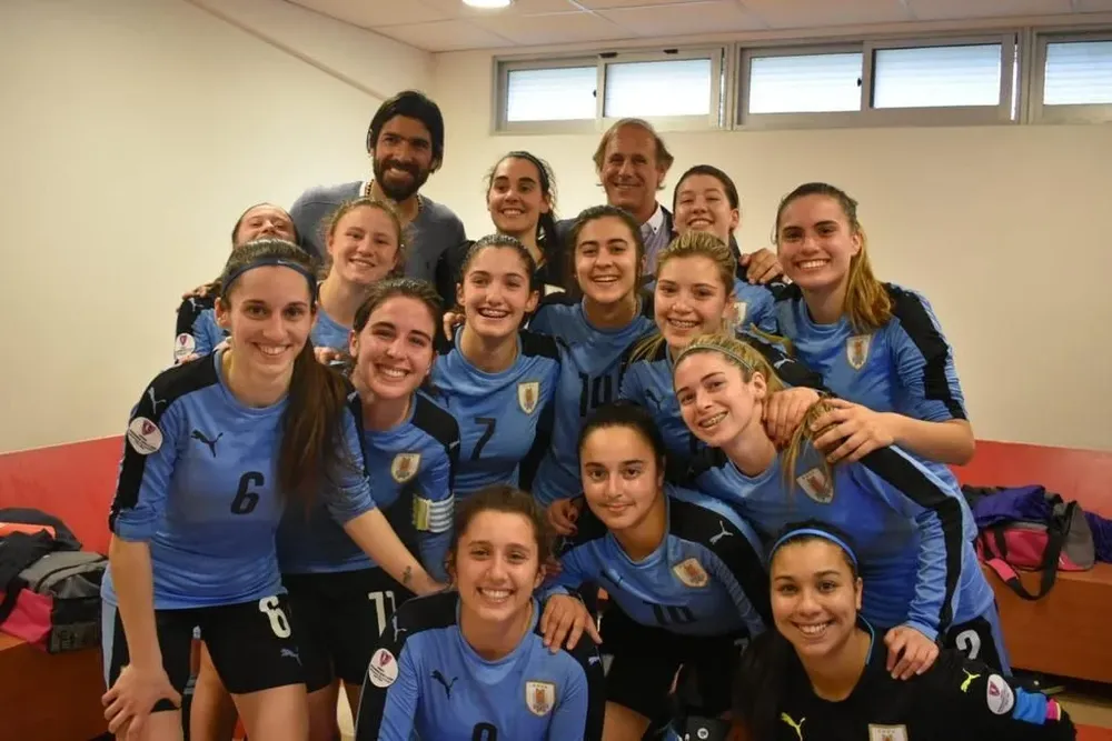 Las sub 20 celestes de fútbol sala junto a Seré, su DT, y el Loco Abreu