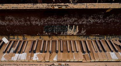 El piano cubierto de barro por la DANA. (EP)