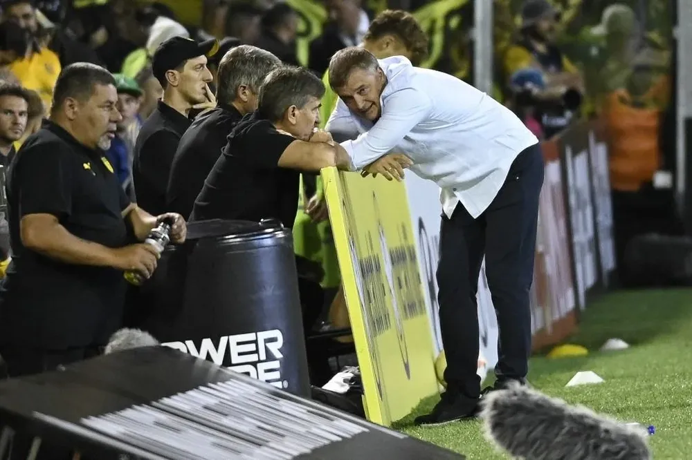 Diego Aguirre y su ayudante Juan Verzeri en Peñarol