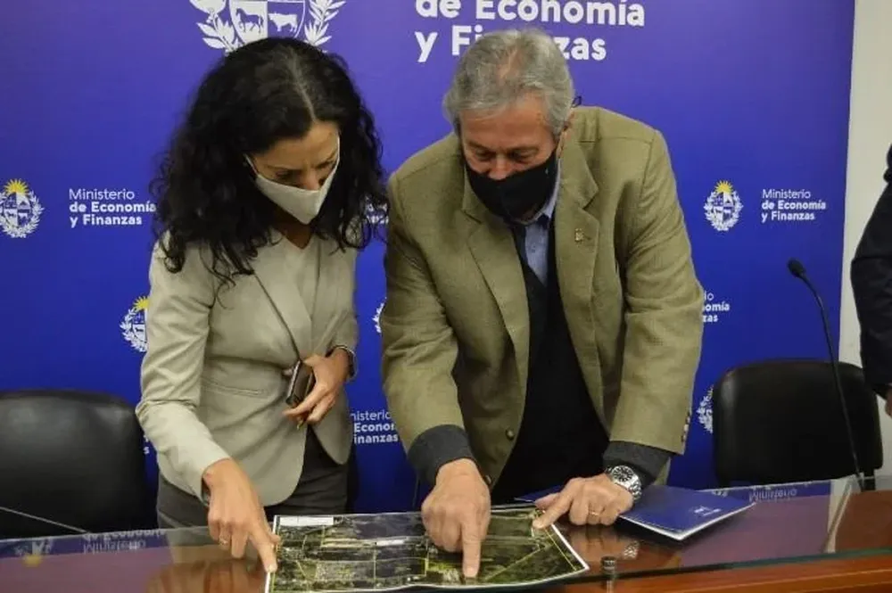 Arbeleche y Antía durante la firma del acuerdo.