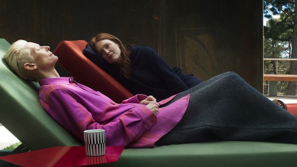 Tilda Swinton y Julianne Moore en The Room Next Door (La Habitación De Al Lado)