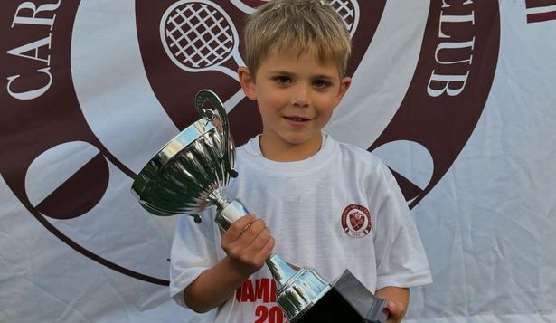 César Rorlán, con la copa, celebra el título conseguido con Carrasco Lawn Tennis