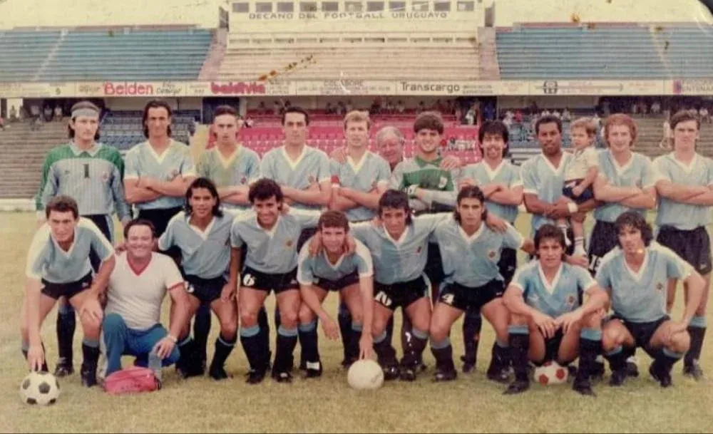 Un equipo de la Cuarta división de Nacional representando a Uruguay; los dos de abajo a la derecha son Fabián ONeill y Rodrigo Lemos