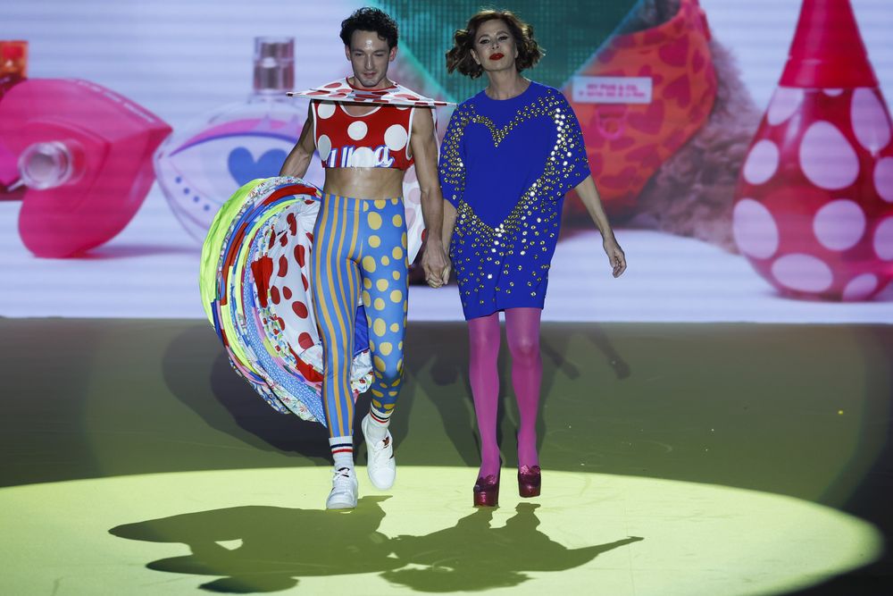 La diseñadora Ágatha Ruiz de la Prada (d) durante el desfile de su firma celebrado dentro de la Mercedes-Benz Fashion Week Madrid (MBFWM) este sábado en el recinto ferial de Madrid IFEMA.&nbsp;