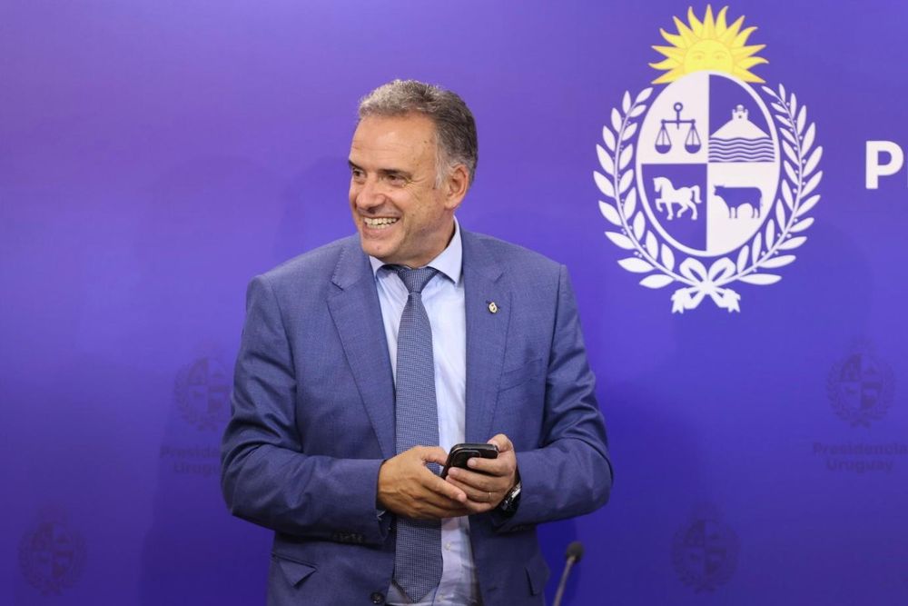 Yamandú Orsi en conferencia de prensa para anunciar medidas para mejorar la competitividad el martes 17 de marzo de 2026 en Torre Ejecutiva