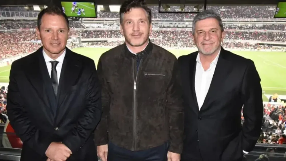 Jorge Brito, presidente de River, junto a Alejandro Domínguez y Alejandro Balbi, máximo mandatario de Nacional, en el Monumental.