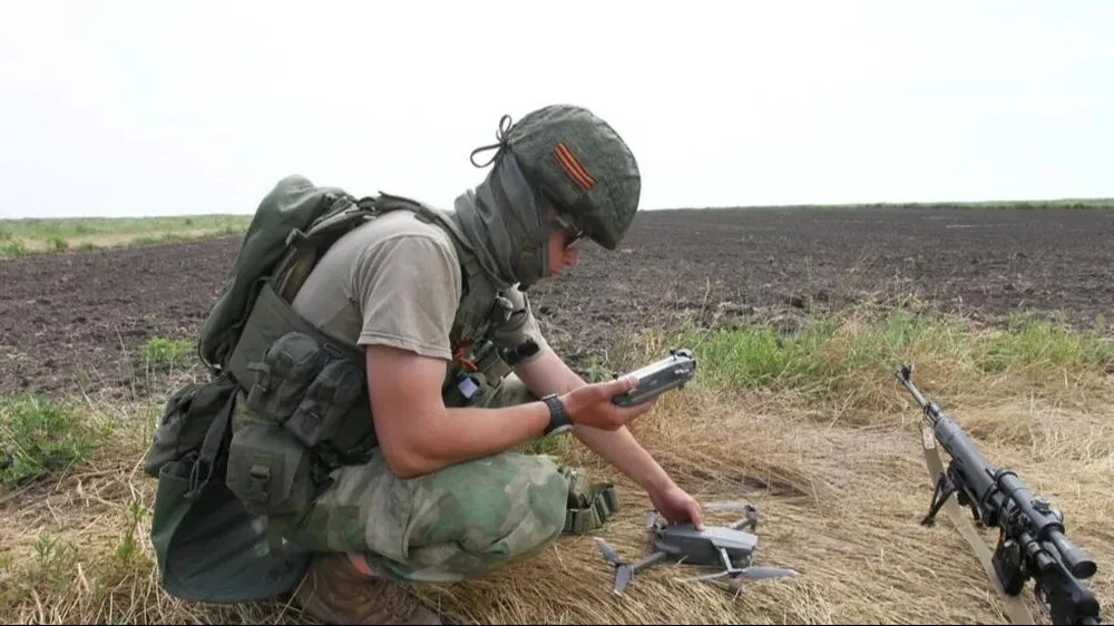 Un francotirador programa un dron de reconocimiento que le ubique a un enemigo.