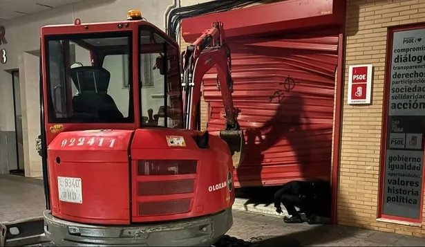 Revientan la puerta de la sede del PSOE de Almendralejo.