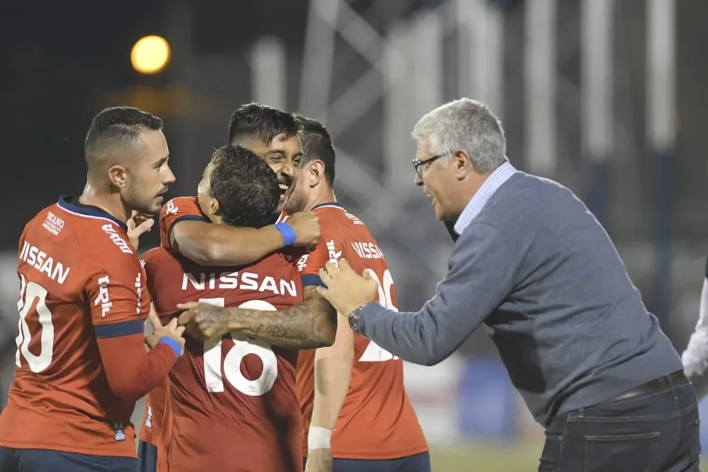 Gutiérrez da indicaciones a sus jugadores