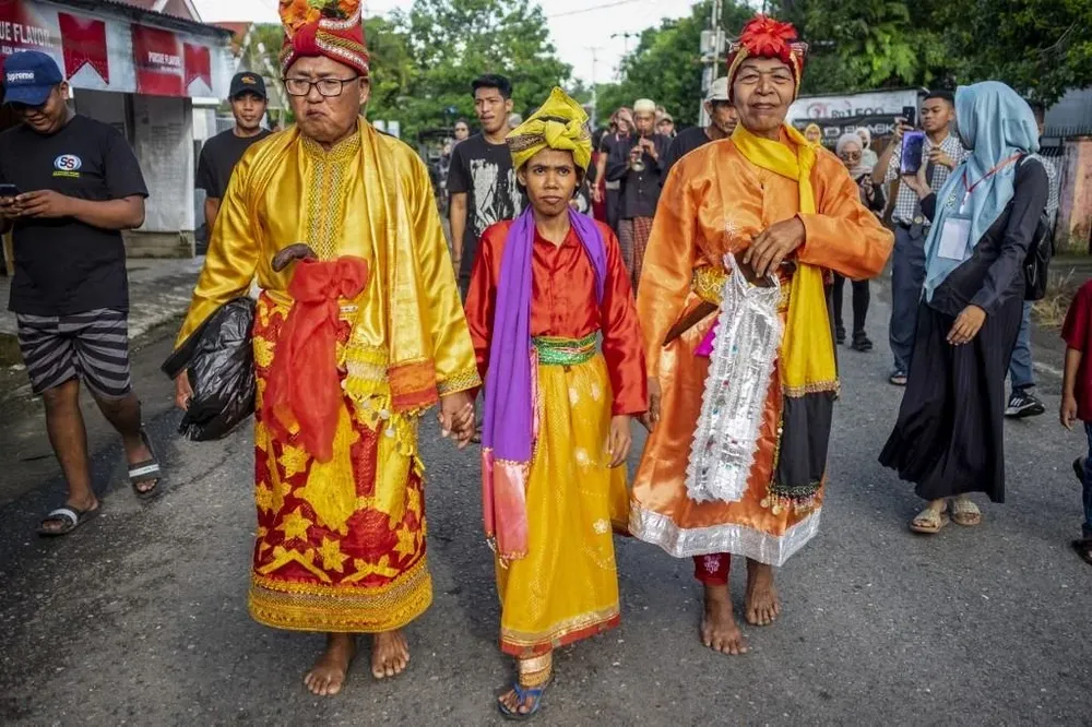 Hay menos de 40 miembros del grupo de los bissu, repartidos en el sur de la isla, según los antropólogos, cuyo papel cultural y espiritual se le compara al de los chamanes, que intentan perpetuar sus tradiciones.
