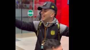Video: los jugadores de Peñarol alborotaron el aeropuerto luego de la clasificación a cuartos de la Copa Libertadores