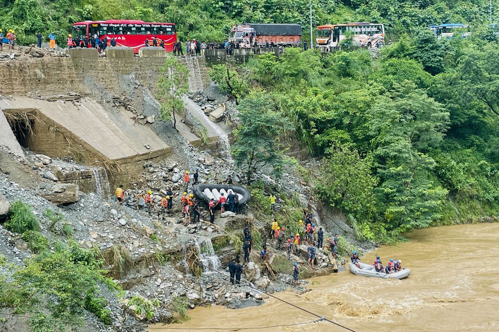 Nepal: rescatistas buscan supervivientes en el r&iacute;o Trishuli en Simaltar el 12 de julio de 2024, en el lugar de un deslizamiento de tierra.