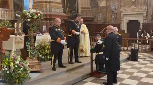 El Consejero de la embajada argentina en Madrid, Alejandro Nimo, recibiendo la distinción de la Orden Imperial Hispánica Carlos V.